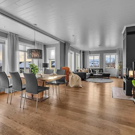 Spacious Perfect For Aurora Spotting, Free Parking Villa