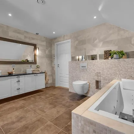 Spacious Perfect For Aurora Spotting, Free Parking Villa