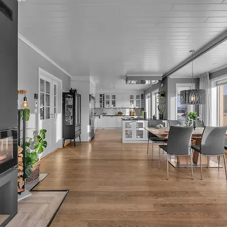 Spacious Perfect For Aurora Spotting, Free Parking Villa