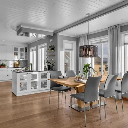 Spacious Perfect For Aurora Spotting, Free Parking Villa
